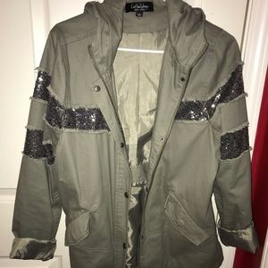 ✨✨stylish olive jacket with details on sleeve